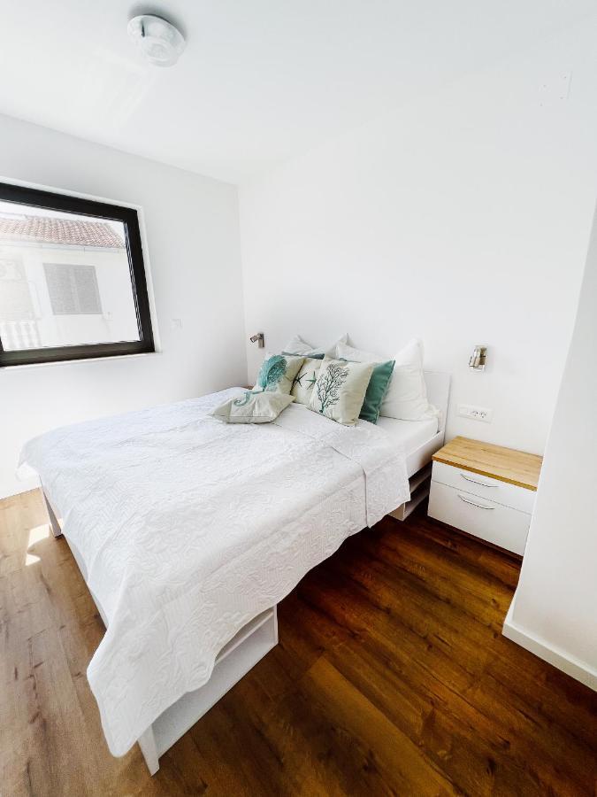 Villa Mirno More Apartments Малинска Екстериор снимка