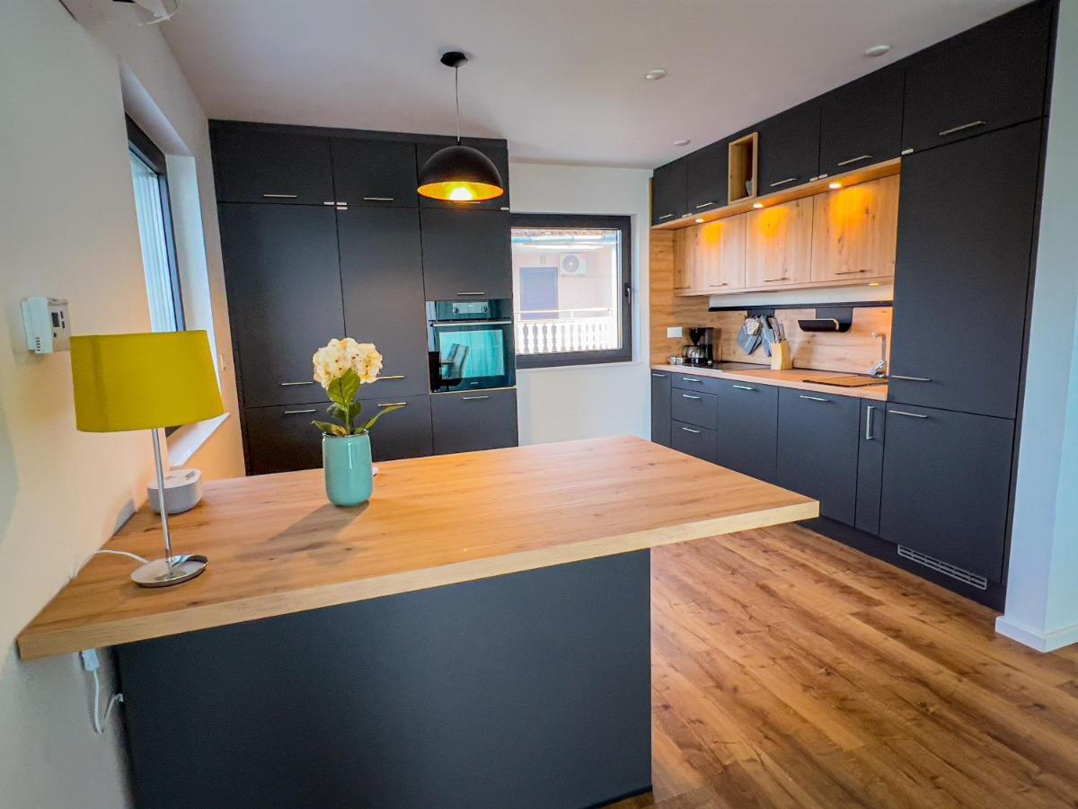 Villa Mirno More Apartments Малинска Екстериор снимка