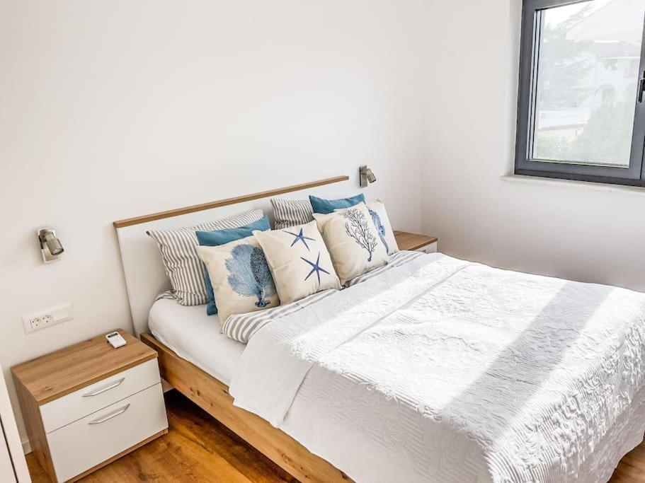 Villa Mirno More Apartments Малинска Екстериор снимка