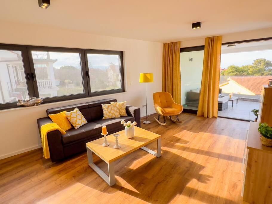 Villa Mirno More Apartments Малинска Екстериор снимка